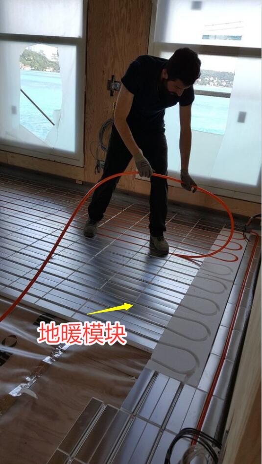 不用钢丝网不做回填,木地板上预留沟槽铺地暖!师傅:坚决不同意