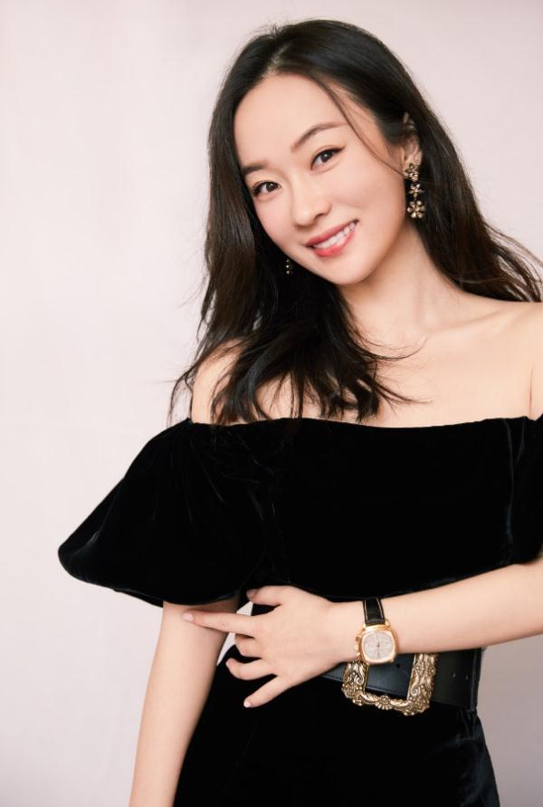 一字肩的设计很好的展露出霍思燕迷人的锁骨与香肩衬托脸型,要想有