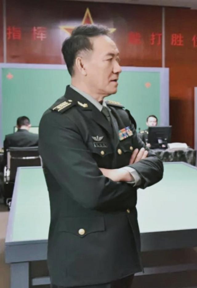 61岁李幼斌军装剧照曝光,正气凛然身姿挺拔,比一旁年轻人还精神