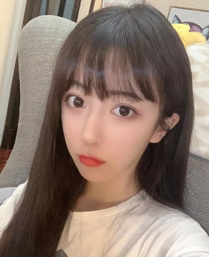 呆妹儿再次翻车晒出侧脸照忘记开美颜特效被下巴给出卖