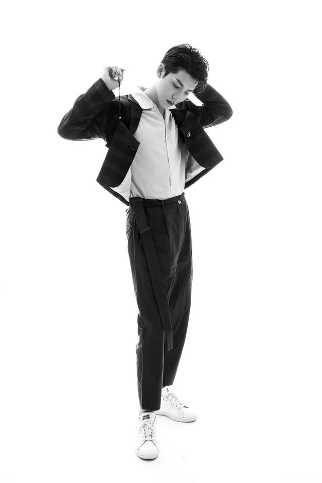 贾征宇黑白写真记录成长与蜕变