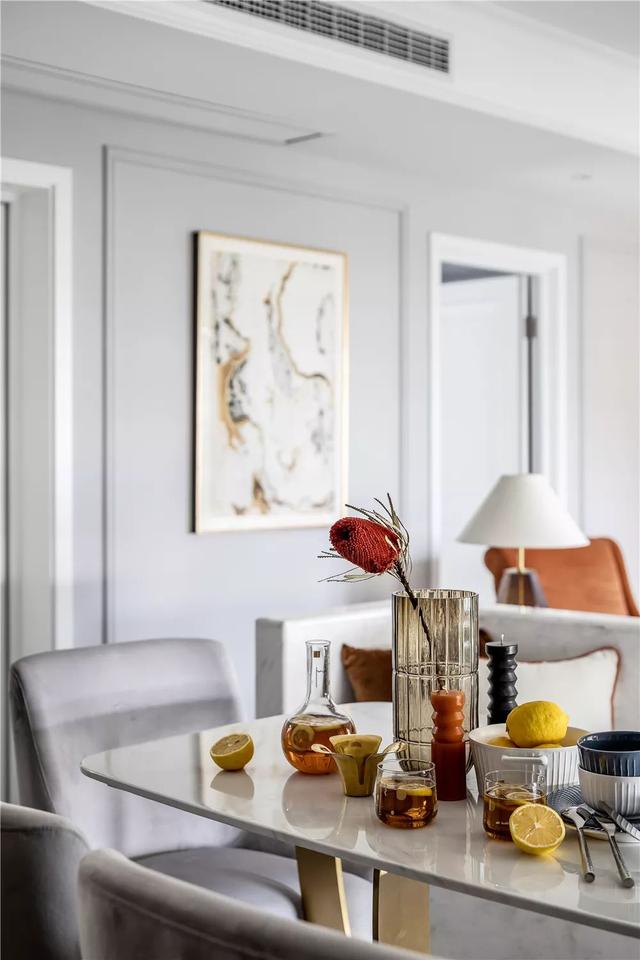 140㎡轻奢浪漫法式4室装修，焦糖色秋冬太温馨了，精致时尚的典范