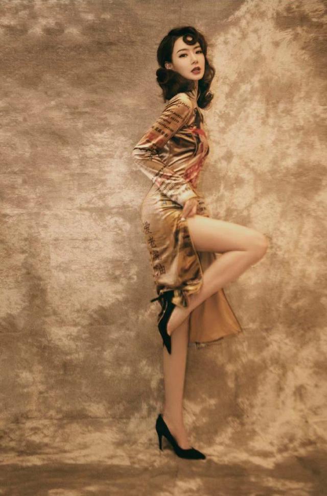 戚薇旗袍装写真曝光,复古大波浪配烈焰红唇,风情万种
