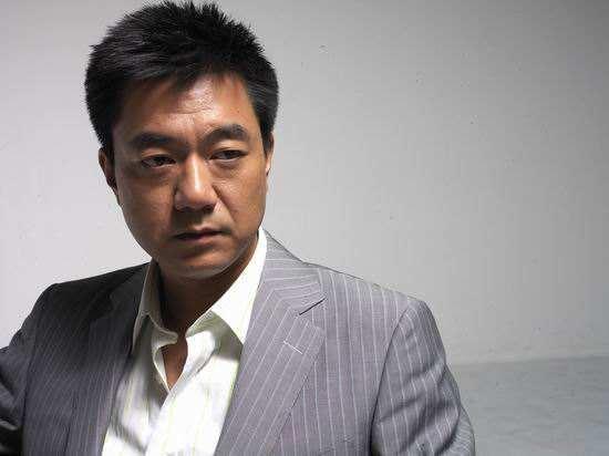 47岁老来得子,出道34年却不红,与小9岁娇妻相爱5年无绯闻