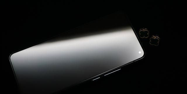 最近几年是刘海屏和水滴屏的天下,手机的设计几乎都是居中放置前置