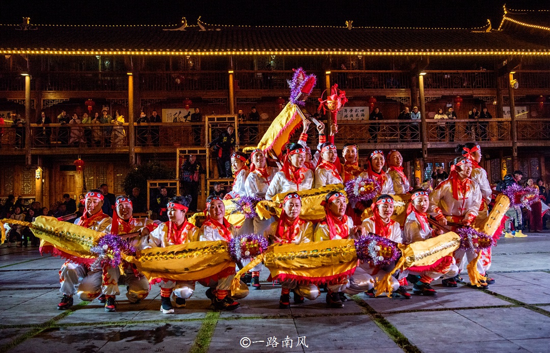 湖南大山里有座枫香瑶寨当地人用板凳跳舞姑娘美丽又大方