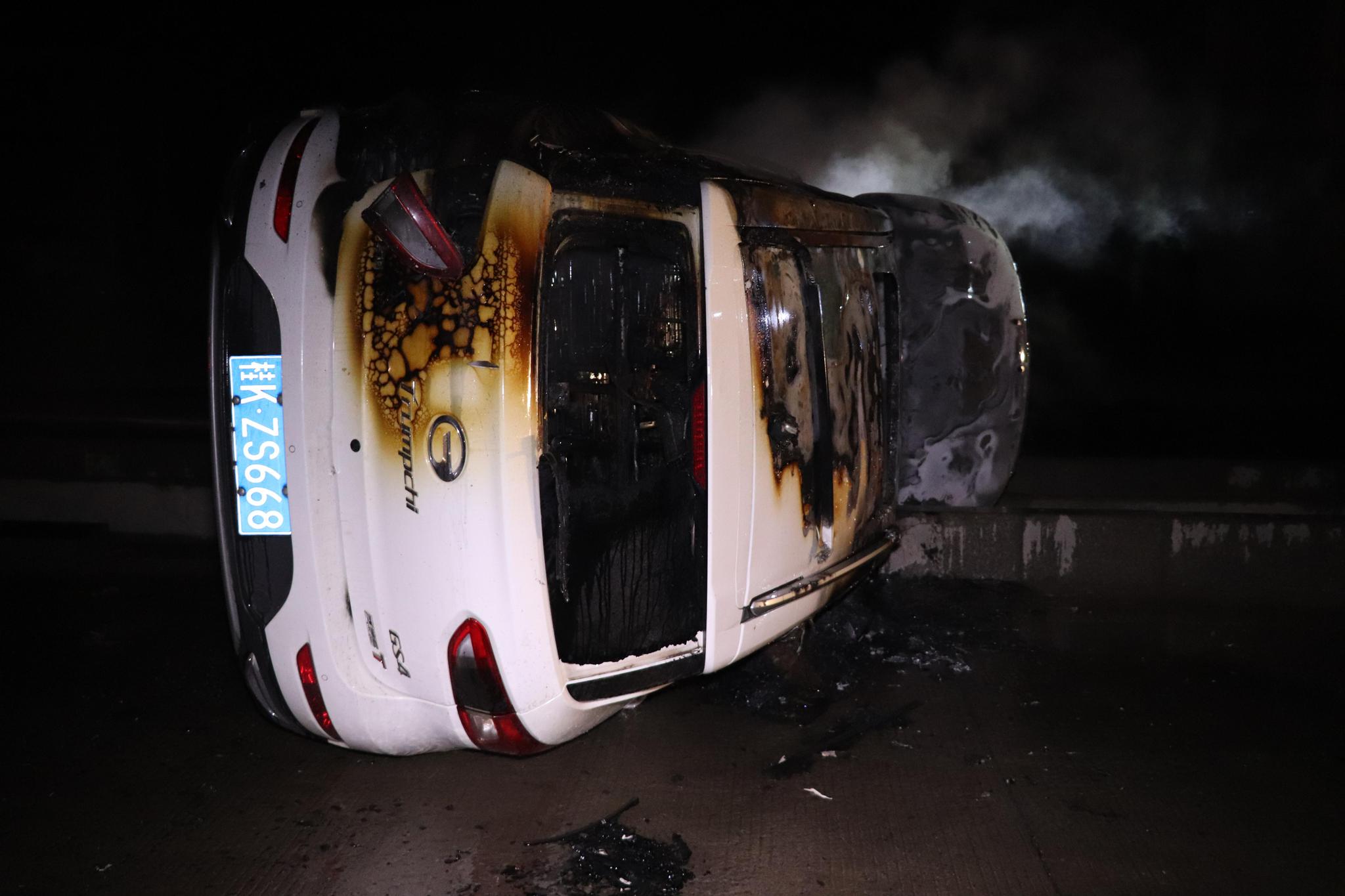 广西玉林 轿车撞到护栏侧翻起火 消防迅速处置