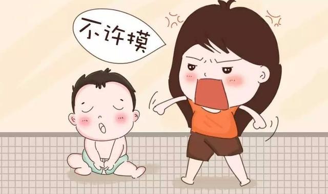3岁姐姐帮弟弟换尿布碰到小弟弟笑不停妈妈反应不一般