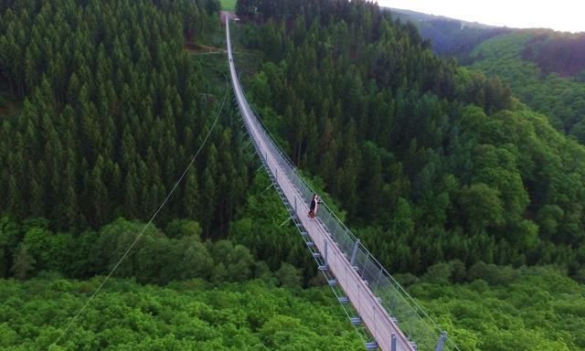 德國(guó)最長(zhǎng)的吊橋，花110萬歐元建成，被當(dāng)?shù)厝艘暈椤暗鯓虮亲妗? h=
