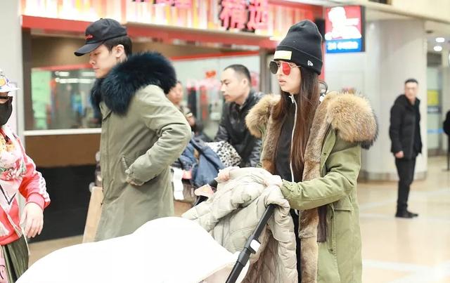 颖儿一家三口走机场,无惧素颜带娃熟练,付辛博穿情侣装帅气拎包