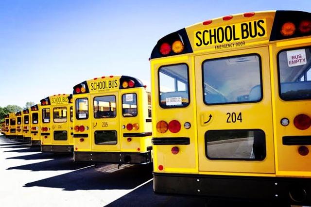 美国女司机驾驶载32名儿童校车!边开边喝酒,淡定自若非常娴熟