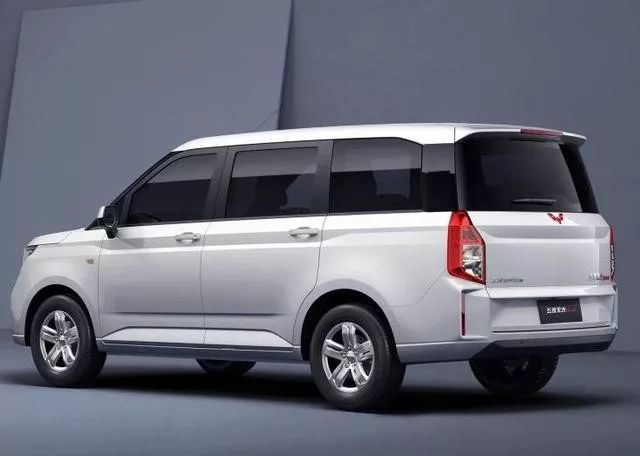 不光要占mpv市场,拉货也要加把力,五菱宏光plus五座版曝光