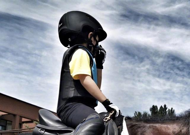 靳东罕见晒儿子照片,为五岁靳小爷庆生,侧颜照看着挺酷的