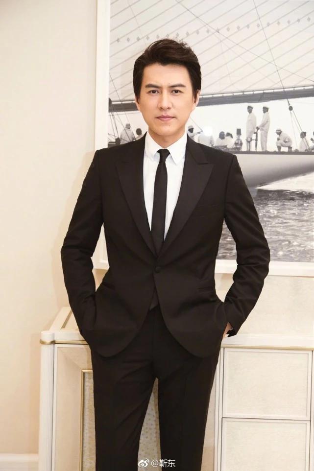 靳东罕见晒儿子照片,为五岁靳小爷庆生,侧颜照看着挺酷的