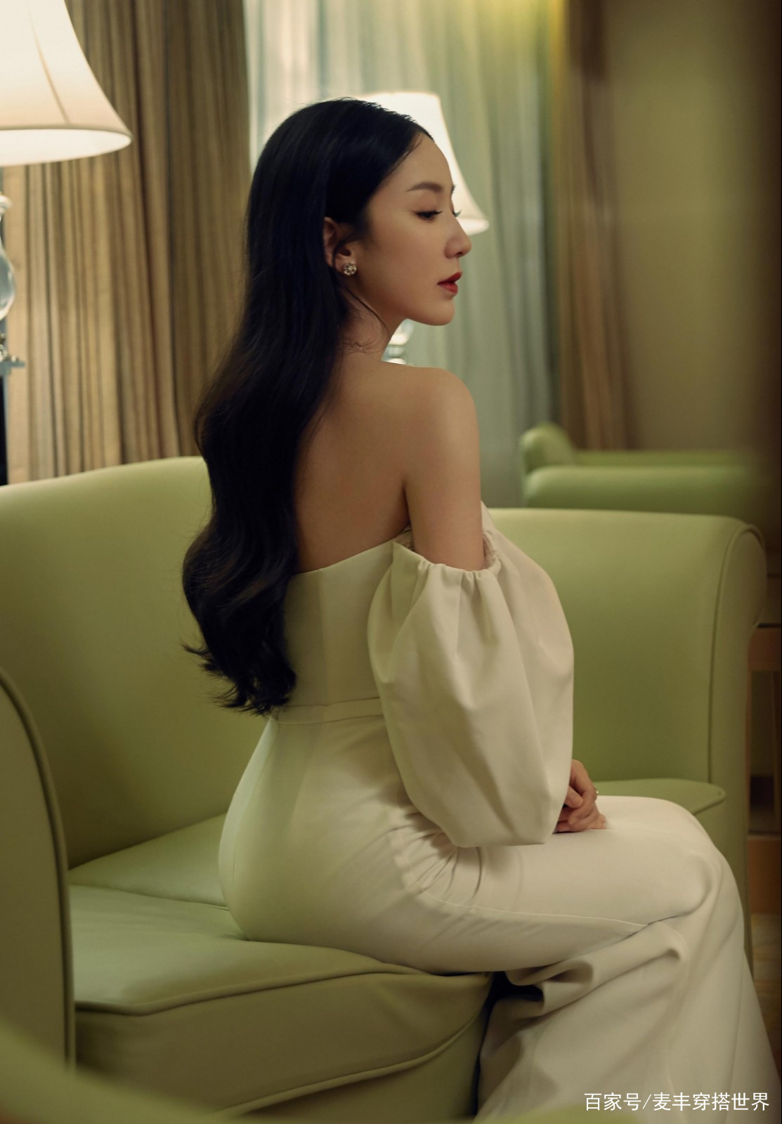 穿一字肩紧身裙秀侧面照,s型曲线太明显