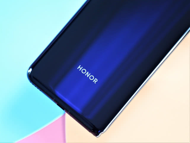 最便宜5g手机,荣耀v30值不值得购买?一位手机店老板说出了答案