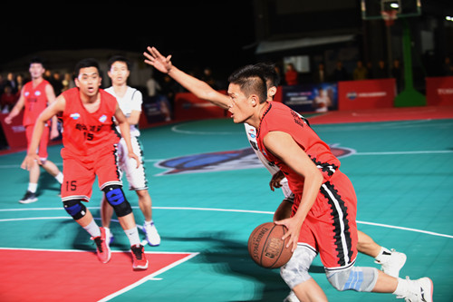 宏远男篮球员赵睿与球迷零距离互动 为东莞企业篮球联赛拉开战幕