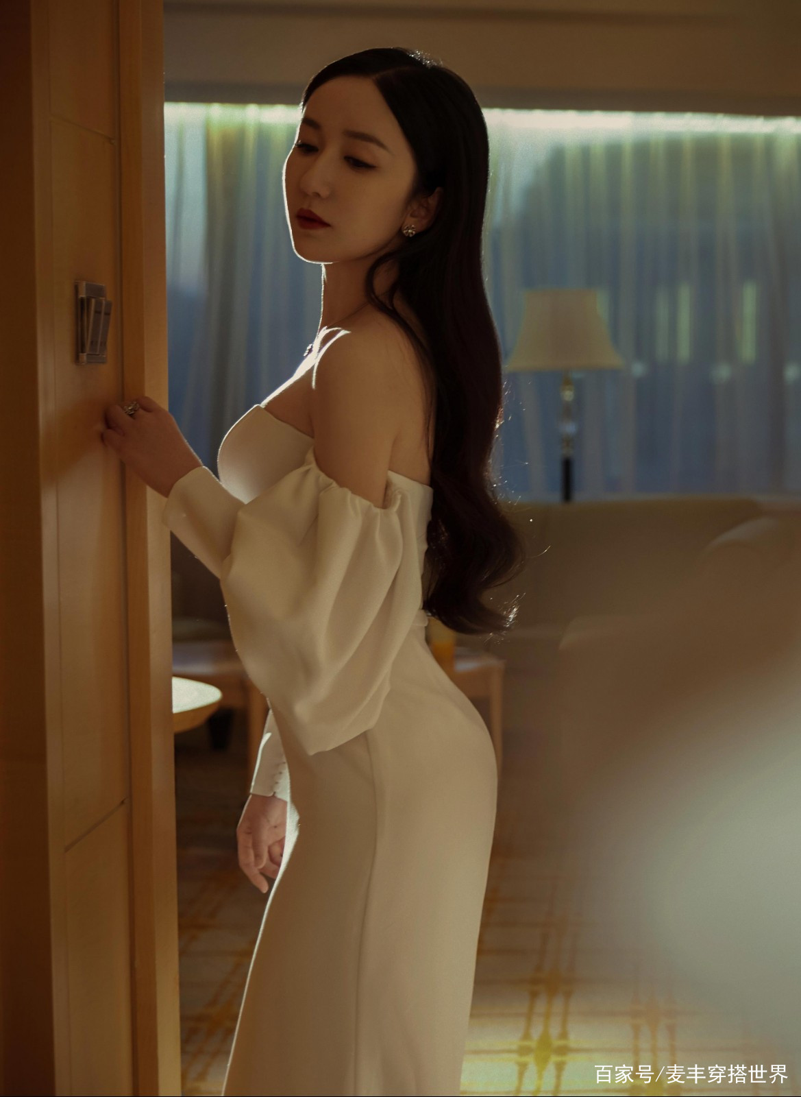 穿一字肩紧身裙秀侧面照,s型曲线太明显