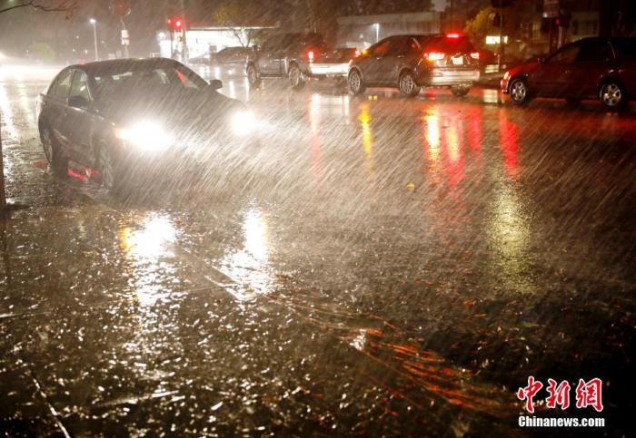 美国大雪:感恩节大雪 美洛杉矶前往拉斯维加斯堵车9小时 资料图:当地时间11月26日,美国北加州米尔布雷迎来狂风暴雨。中新社记者 刘关关 摄