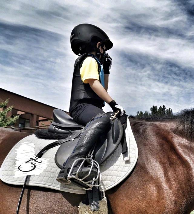 靳东罕见晒儿子照片,为五岁靳小爷庆生,侧颜照看着挺酷的