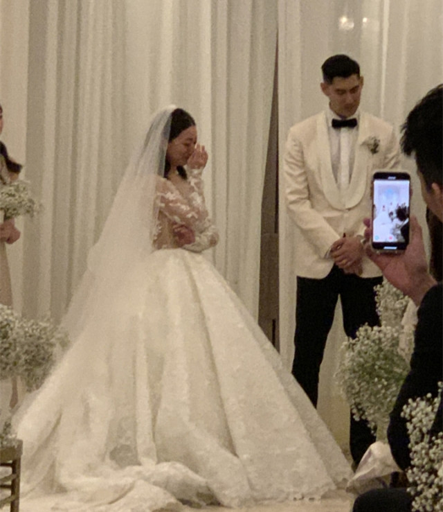 好友毛加恩婚礼现场播放高以翔影片,新郎新娘和所有嘉宾泪崩