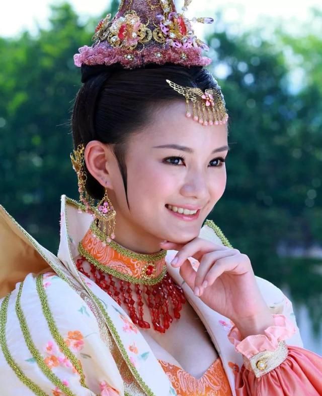 34岁馨子近照,事业上升期选择放空自己,如今美得清秀脱俗