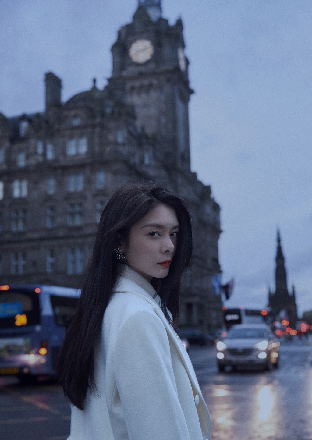 她是"港风美女"傅菁,穿双排扣大衣配阔腿裤,24岁成霸气大佬