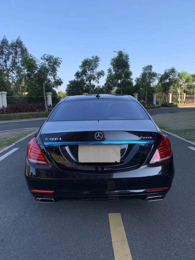 这台奔驰s500仅售43万,外观沉稳庄重,堪称商务轿车中的典范