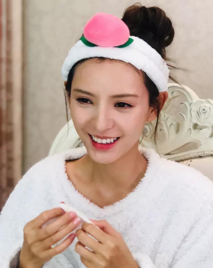 张予曦仗着有颜任性,当众直播卸妆,看到素颜长相让我跪了!