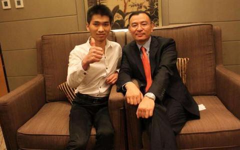 别人卖产品，他卖“成功学”，曾在访谈中“教育”马云做人要低调|陈安之|成功学|马云_新浪新闻