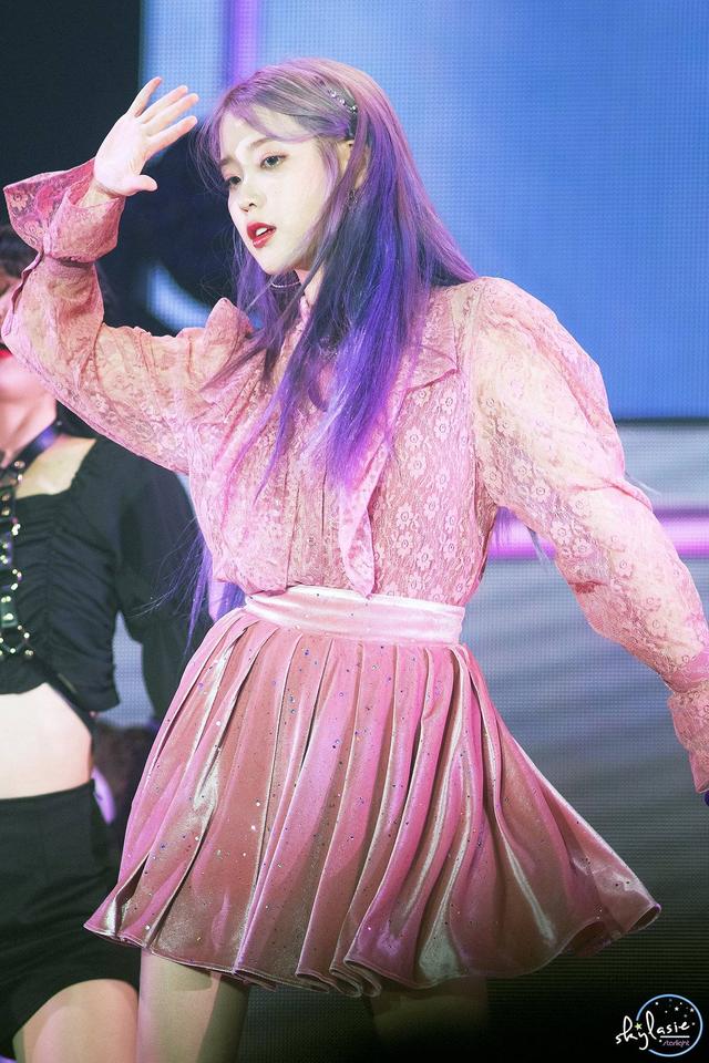 iu李知恩二次元美少女在人间蓝发配紫衣美得清纯可人