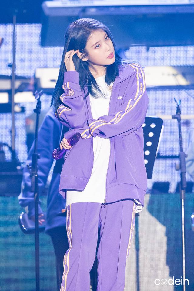 iu李知恩二次元美少女在人间蓝发配紫衣美得清纯可人