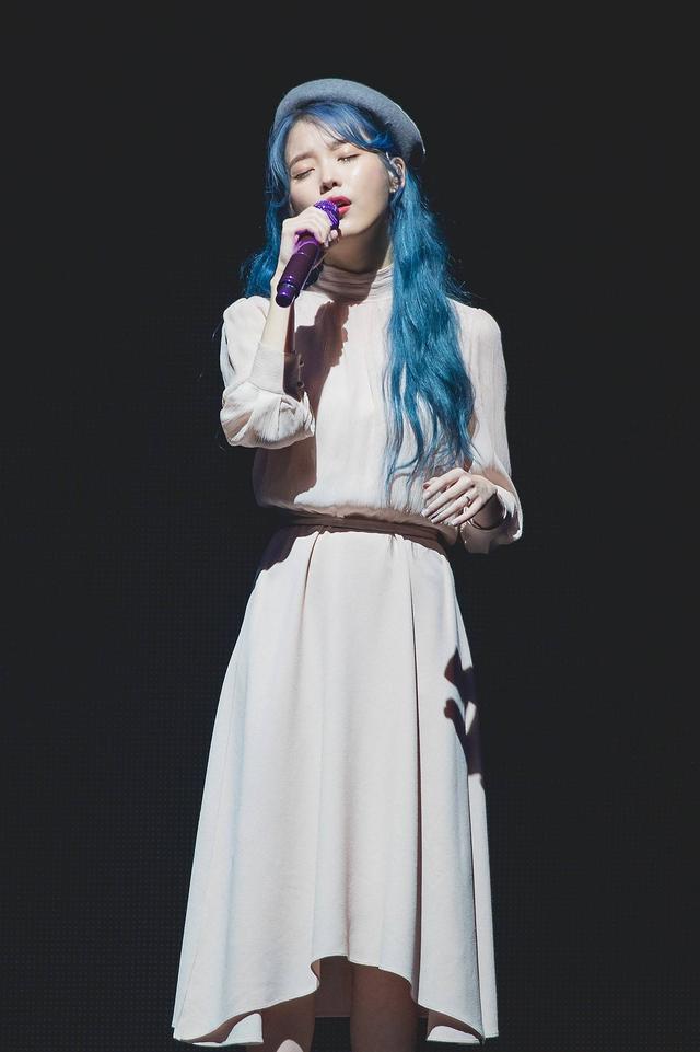 iu李知恩!"二次元美少女"在人间,蓝发配紫衣,美得清纯可人