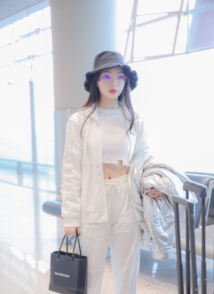 李紫婷真是会穿,白色运动服内搭露脐针织衫,秀小蛮腰抢镜十足