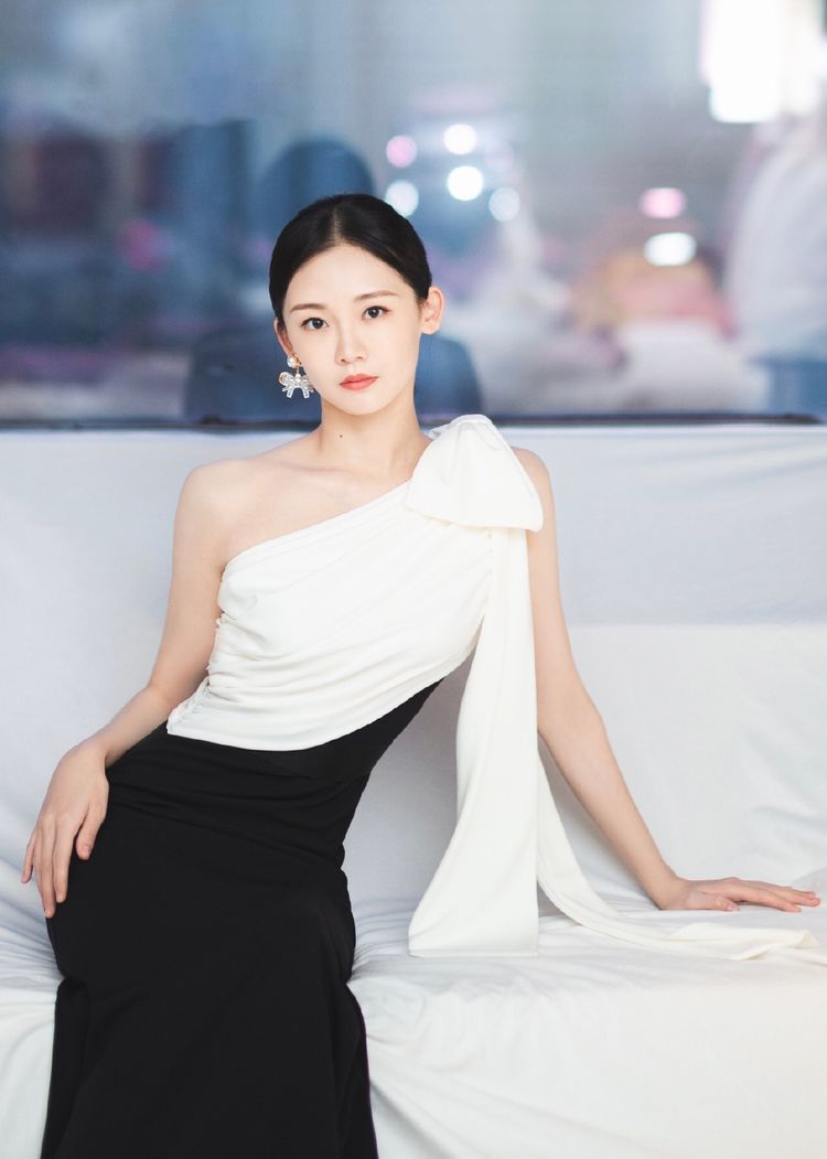 《楚乔传》她演荆小七,换上现代装貌美如公主,s型曲线更惹眼