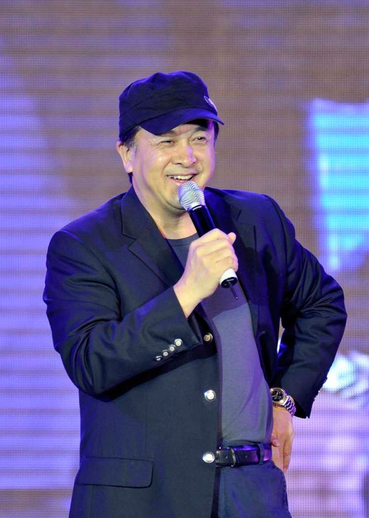 黄宏近况曝光,穿衣朴素头发花白显老,与网友合影露出招牌微笑