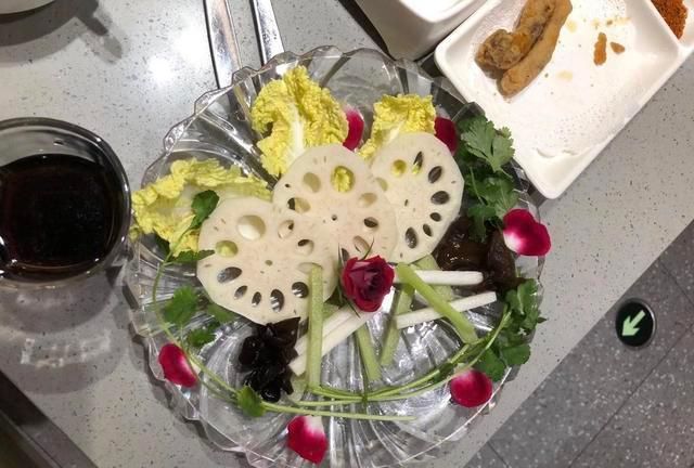 脱单后第一次和对象去吃海底捞,送了盘情侣菜