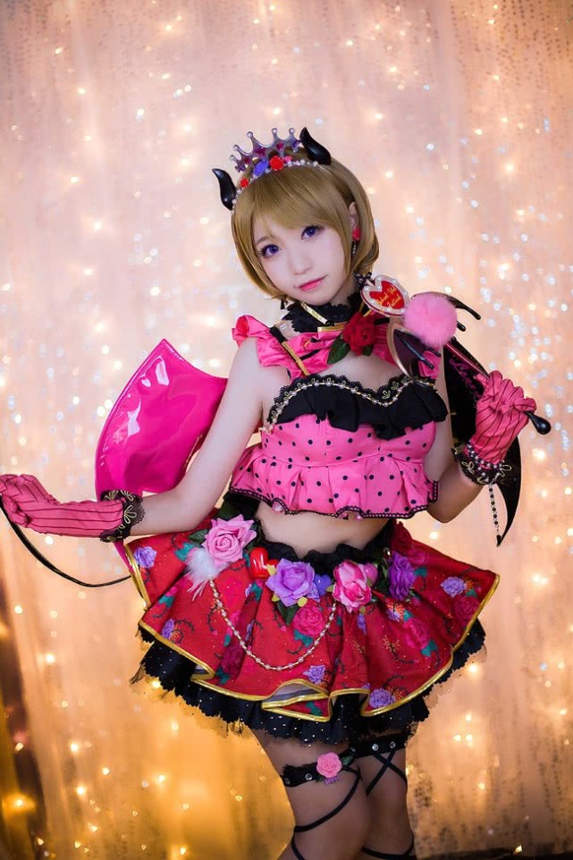 小姐姐cos小恶魔 小泉花阳,网友:"鸭子坐"的恶魔真可爱!