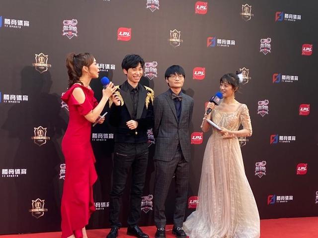lpl全明星赛:doinb穿西装携老婆走红毯,英姿焕发成