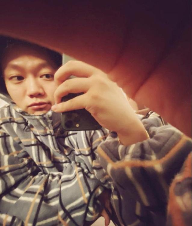 11月29日,pgone在个人社媒上晒出多张素颜照,有的甚至不惜用手挡住