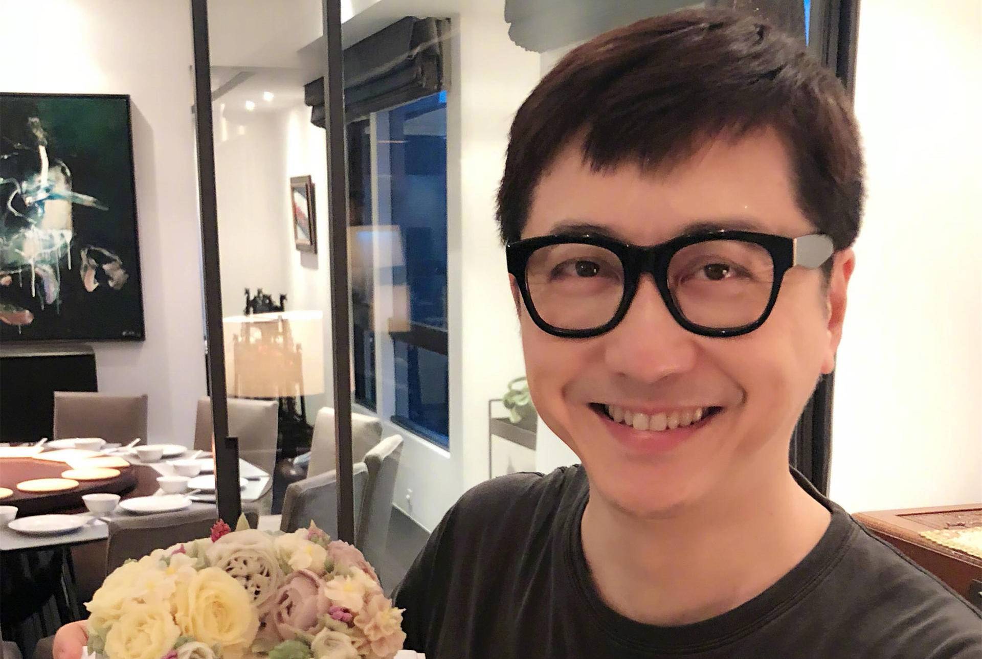 58岁庾澄庆近照曝光,现身医院神情紧张,疑因母亲生病停工尽孝