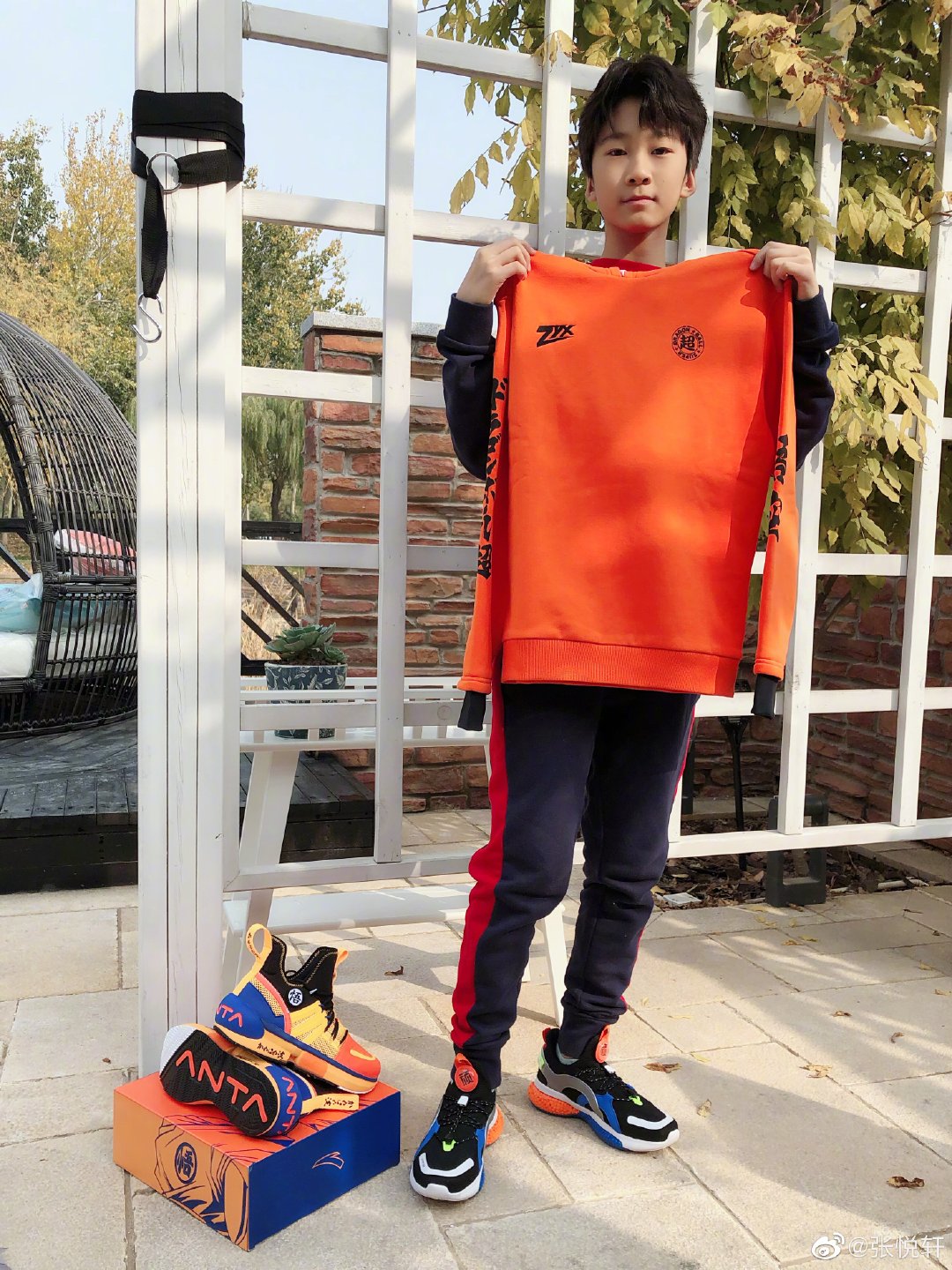 张亮曝12岁天天身高1米7,大长腿逆天超像爸爸