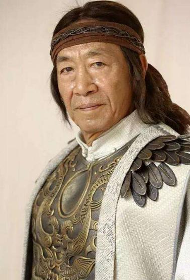 73岁王奎荣罕见现身,面容苍老难掩白发,与小37岁娇妻很甜蜜