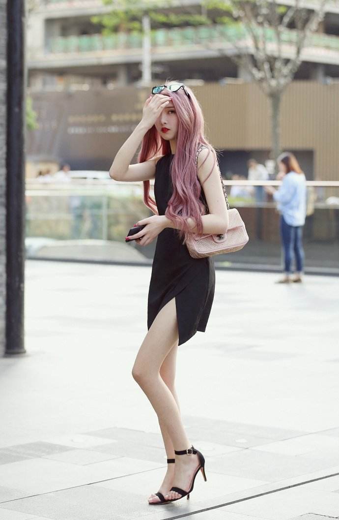 街拍:肤白貌美大长腿的各色美女,点燃夏日街头激情|美大|美女|花儿怒