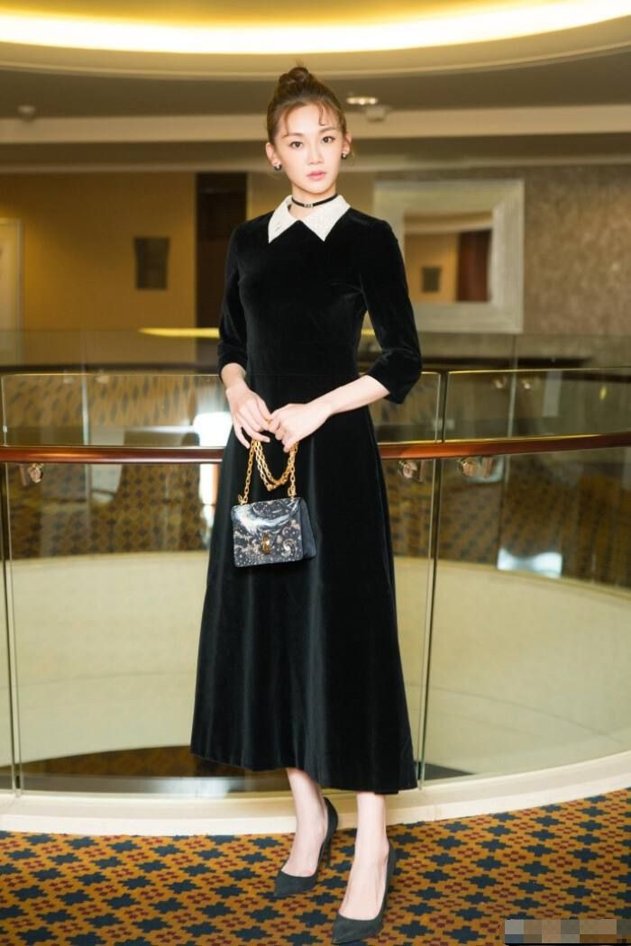 这次总算有点熟韵的风范了,苗苗踩着同样的尖头小高跟,像极了杂志封面