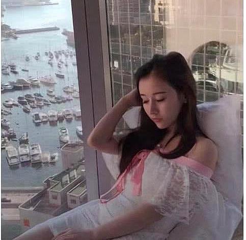 “海景房女神”意外走红,颜值惊艳众人,网友:买房送女友吗?