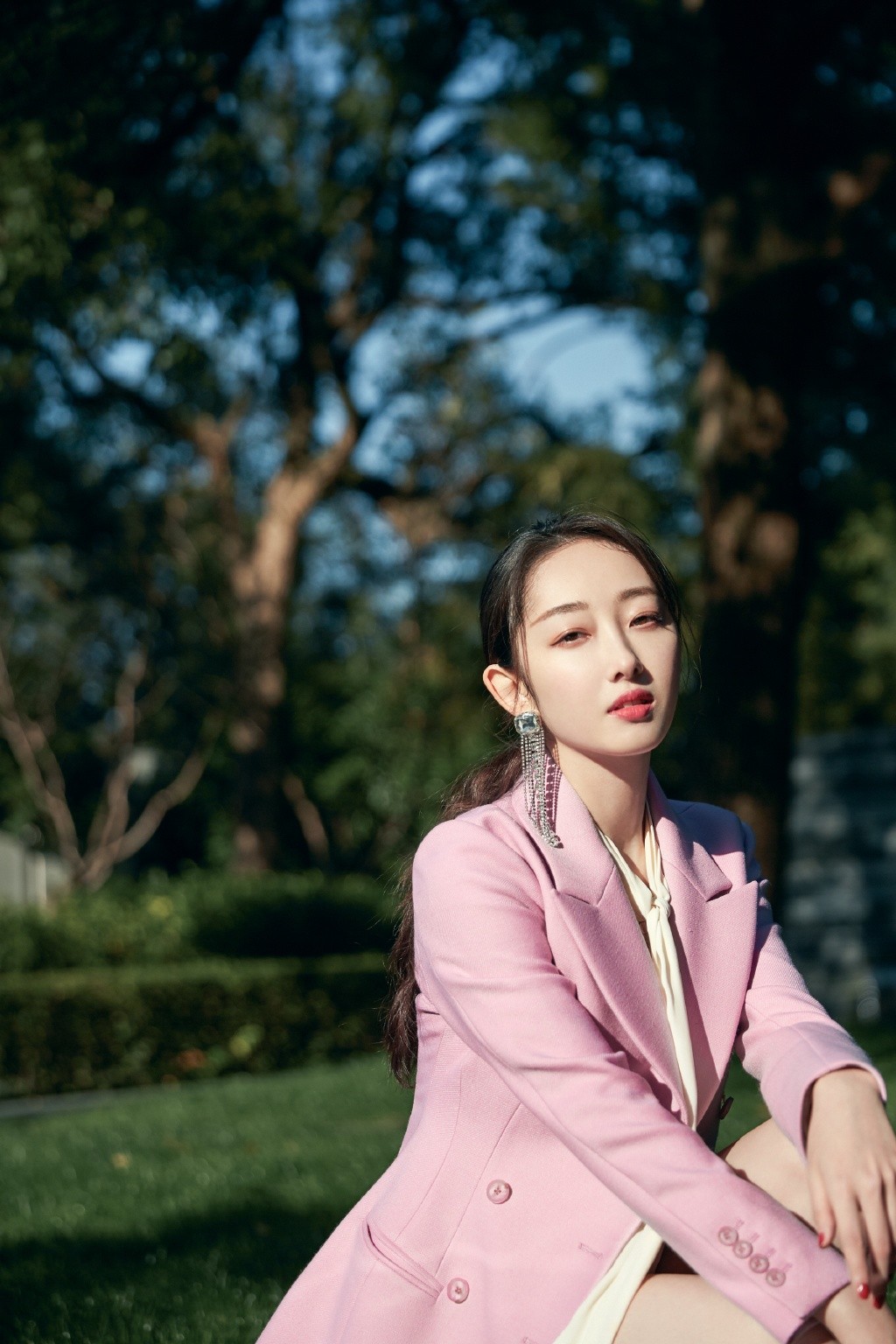 出道就是女一号却没走红,今穿粉色西装超短裙,"蜜桃肌"超抢眼