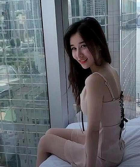 “海景房女神”意外走红,颜值惊艳众人,网友:买房送女友吗?