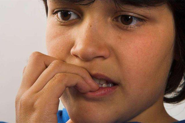 没那么简单,这4个因素才是关键|指甲|吃手指|家长_新浪新闻