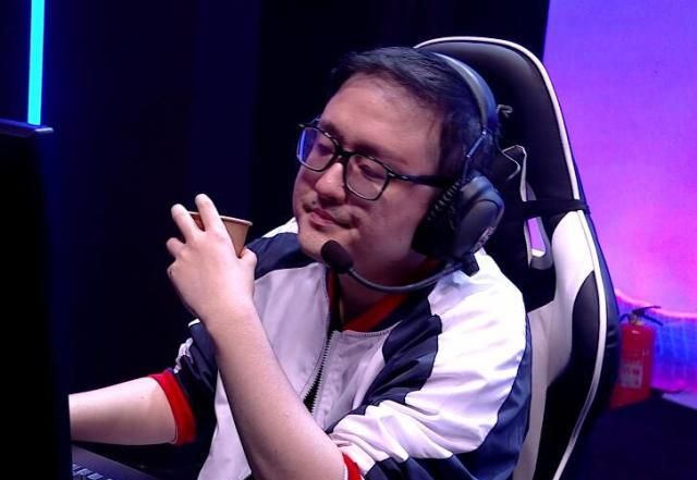 老ig大战老we,笑笑所有技能都给若风,笑笑:就杀这个若风!